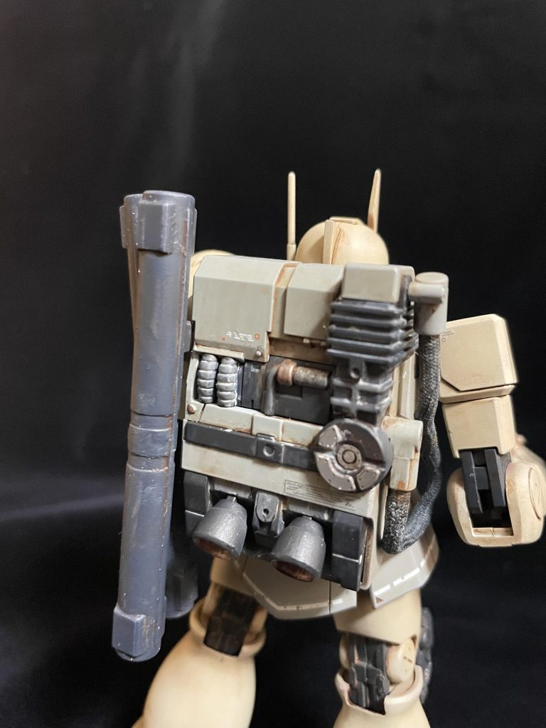 少しメタルパーツを使ってディテールアップしてからウェザリングをしています。バックパックから膝裏までサビ表現や、砂埃っぽい物までウェザリングで表現しました。