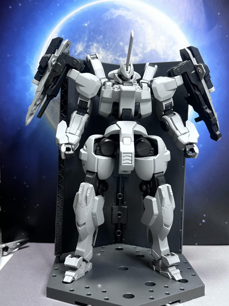 肩の試作アンビカーは多分30mm。ビームサーベルの刃をつける為にアースリィガンダムのビームサーベル加工して取り付けました。