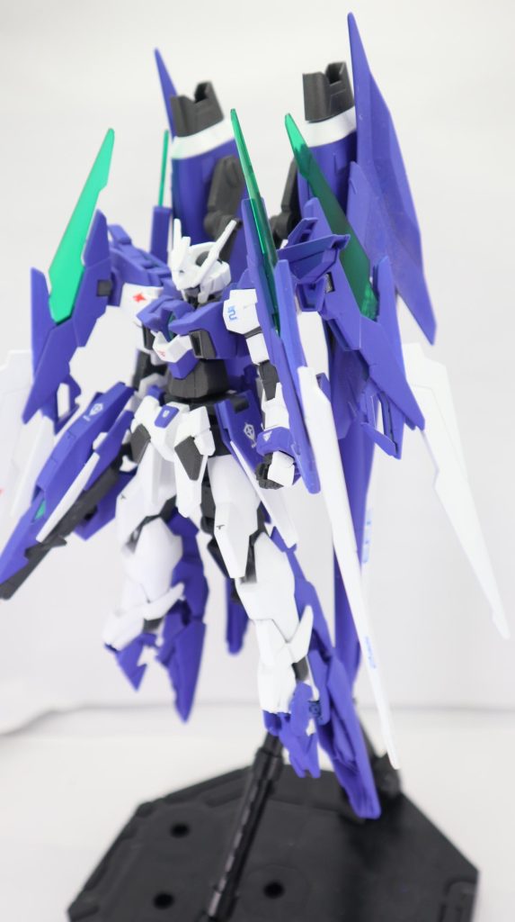 HGセイバーのバックパックでは物足りなかったので、思い切って1/100サイズのものを使いました。背部が大型化してかなり迫力が出た気がします。