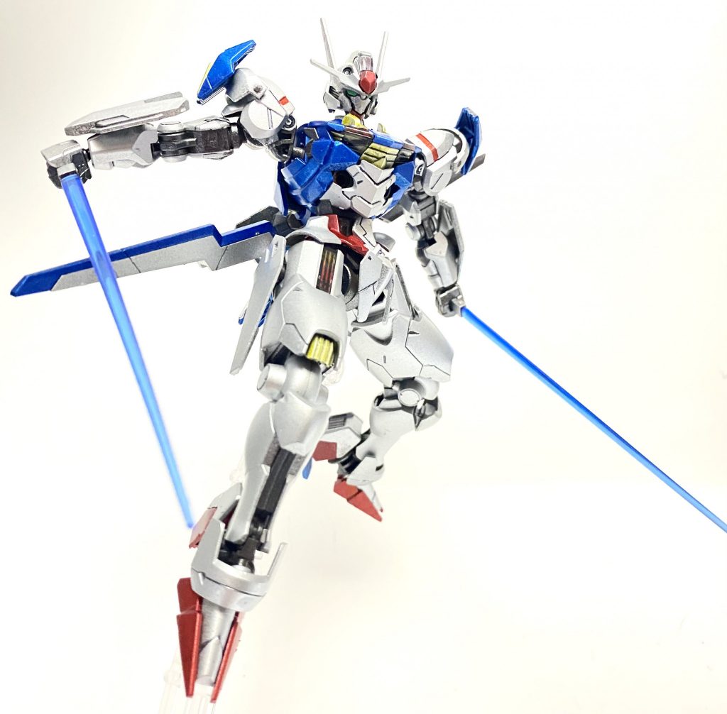  ライフルとビームサーベル。この辺りはガンダム定番の標準装備と言いますか。 エアリアル一番の武装はやはりビットなんだろうけれど…そこはちょっと撮影が難しかったので。