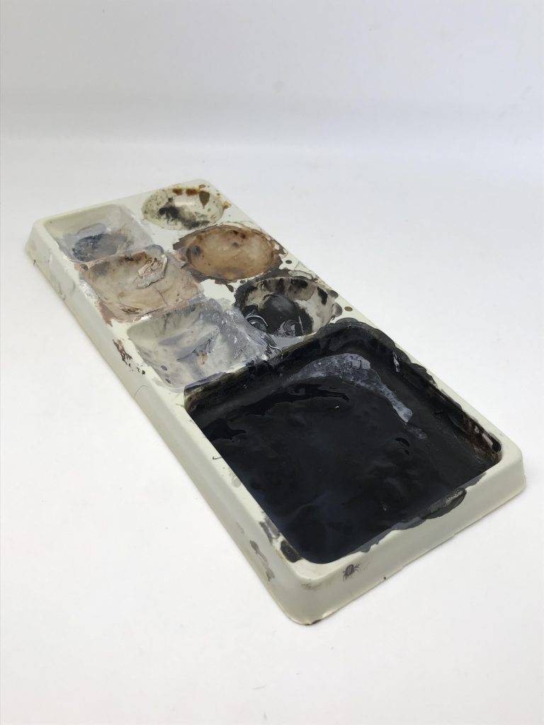 アクリルカラーを塗るときに使用した100均の簡易パレット(7枚入)これも捨てないし洗わないでこのまま乾くまで放置してまた次回使います🙄いやこの混ざり合った色がウェザリングなどには良いんですよ←貧乏性の言い訳