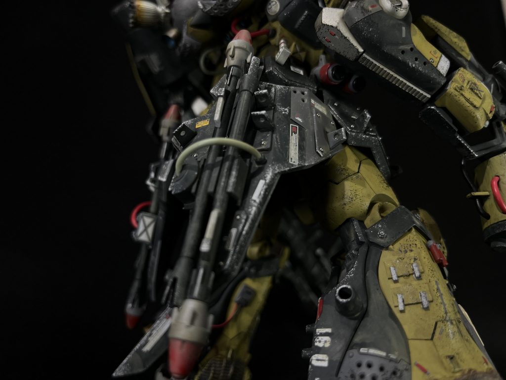 これはきっとミリタリーっぽいはず①腰のフックかけ現地で装甲を付け替えたりするのかどうかはわからないですけど、そんな感じの雰囲気のでるパーツを腰まわりを中心に全身につけました。1ミリプラ板から作って溶着したのですが、マスキングの時に邪魔すぎるという弊害もありました笑ただまぁディテールとしては好みすぎるので今後もやっていきます。