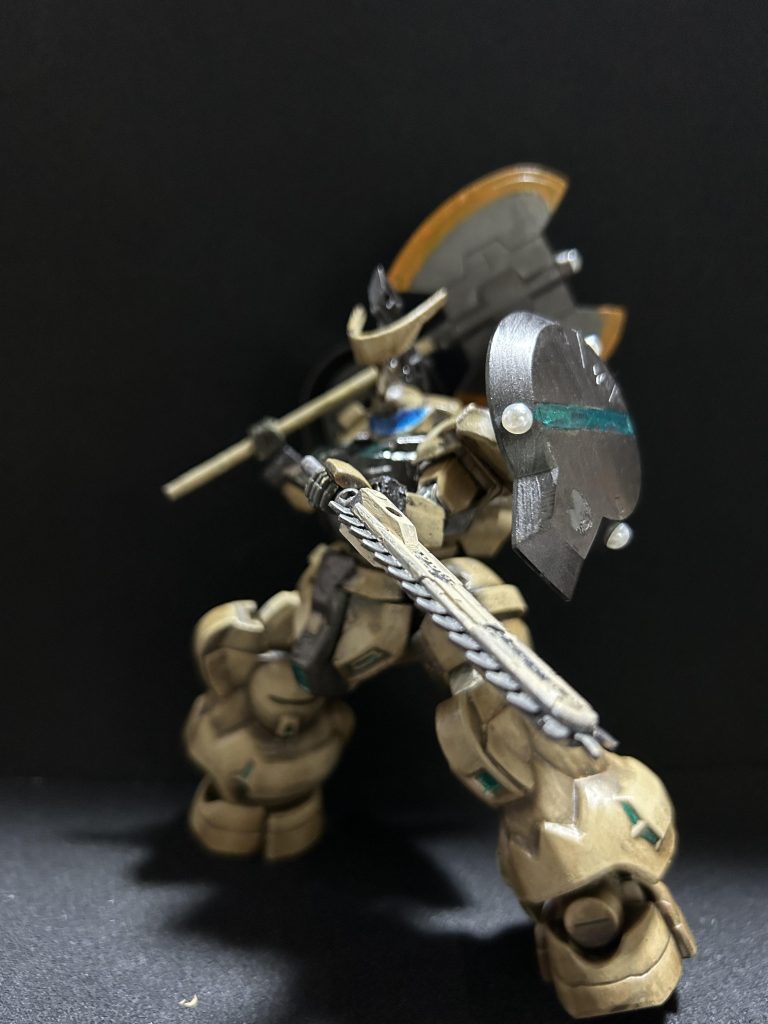 HOUNDシステム発動時はバイザーがでて二刀流スタイルでアックスとチェーンソーで乱舞し敵を迎撃していく戦闘スタイルです。