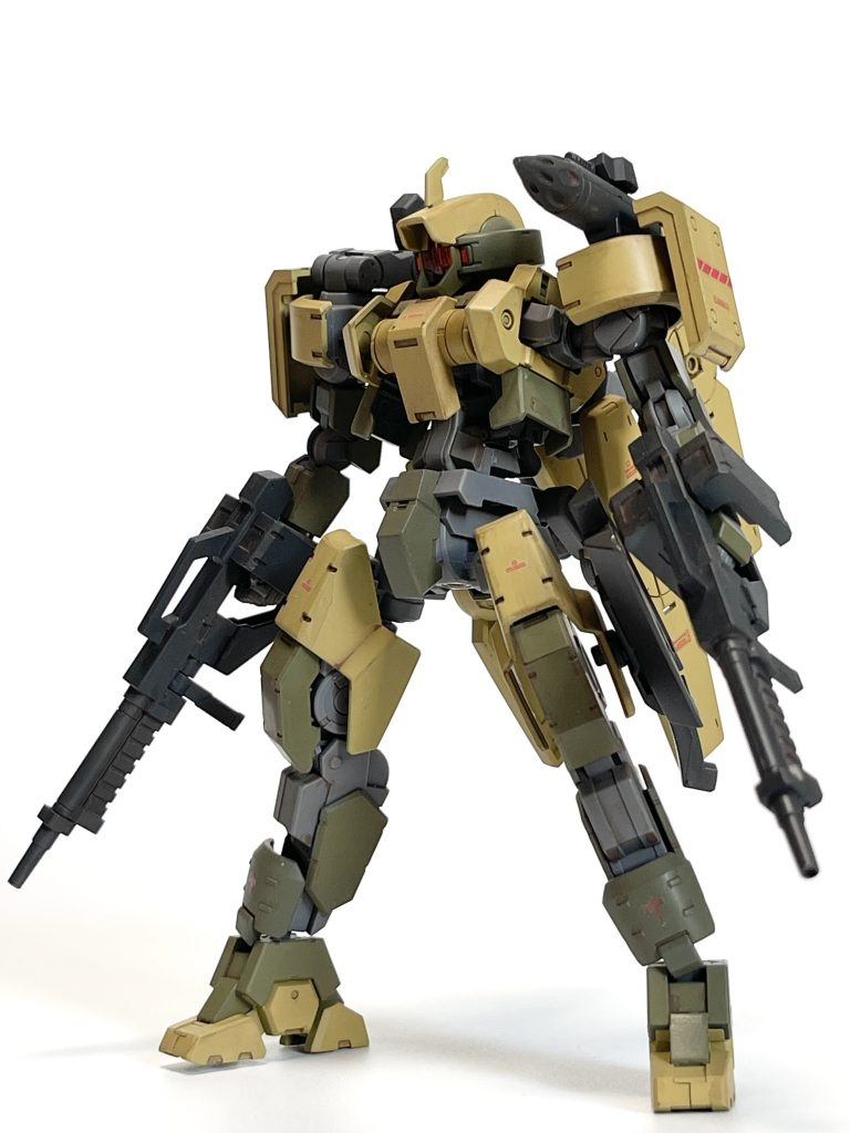 こちらは砂漠戦仕様。このショットよくないですか?お気に入りの一枚です墨入れはブラウンで行い、モールドだけでなくほんのり汚し風にエッジや面に擦って適度に残したりしてます。立体感と硬派な風合いが多少出せていたら、と思いますが投稿後画質だと潰れがちなんですよねぇ実物ないしiPhoneの生画像だとわりと見えてるのですが…