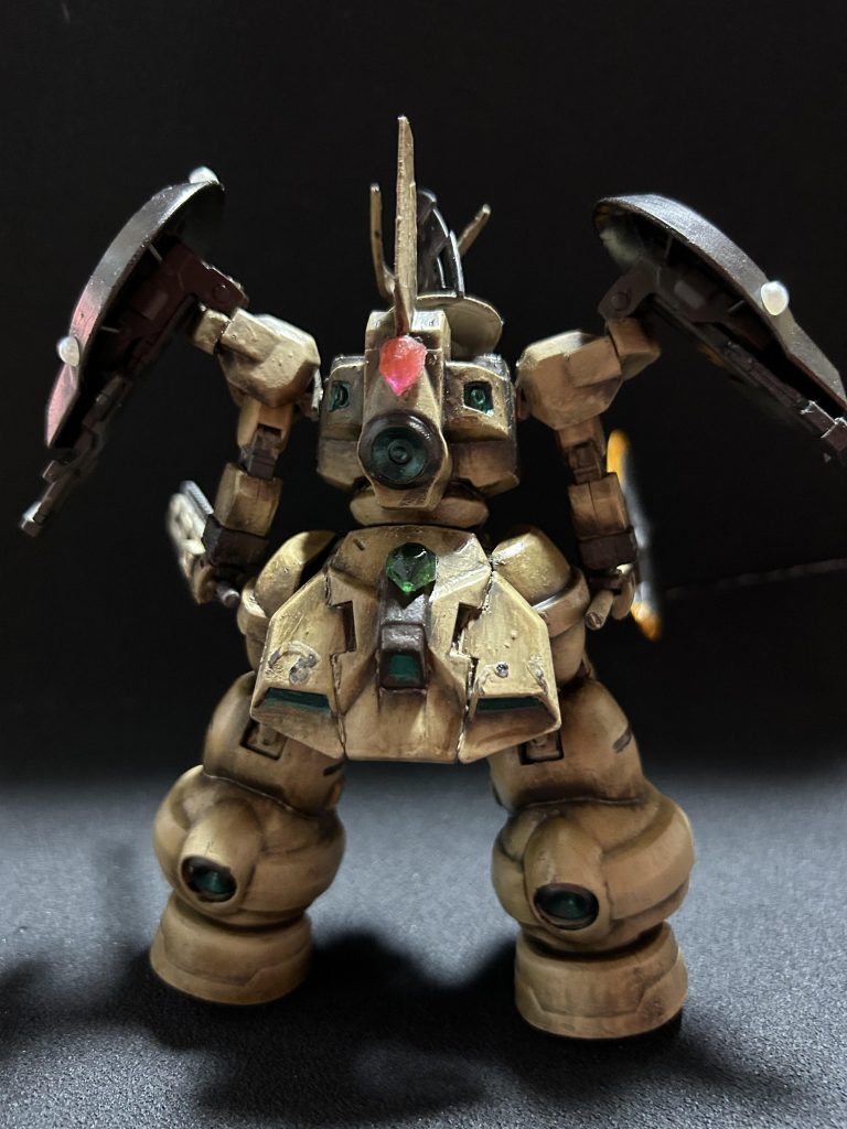 全体の後ろ姿です。少しですがシールドに貼ったラインストーンシールが見えます。