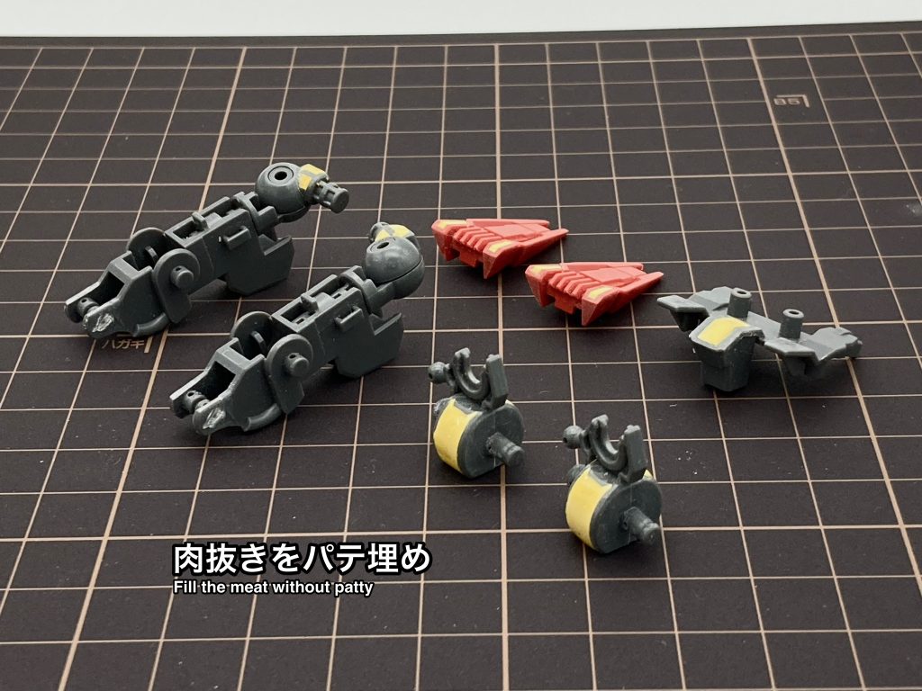 ここから改修・変更点を紹介します!エアリアルの肉抜きを埋めたパーツです!脚部のフレーム、足首の部分、バックパックのフレーム、足裏の外装パーツをパテで埋めました。