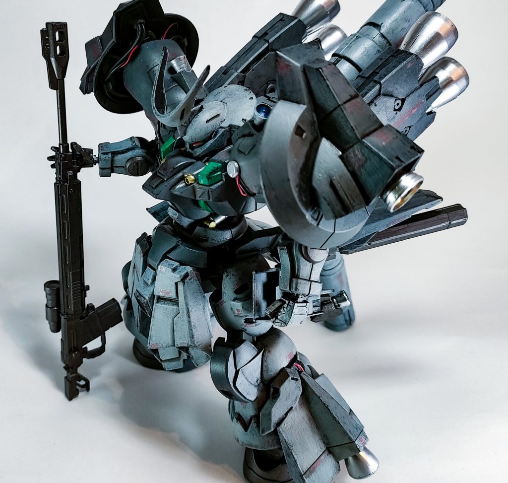 HGディランザをベースに、主にHGUCのジャンクパーツを盛っています。背面の大型スラスターは30mmのオプションパーツです。急ごしらえで作られた、という設定のため若干無理のあるバランスでまとめました。動力ケーブルも一部剥き出しになっています。