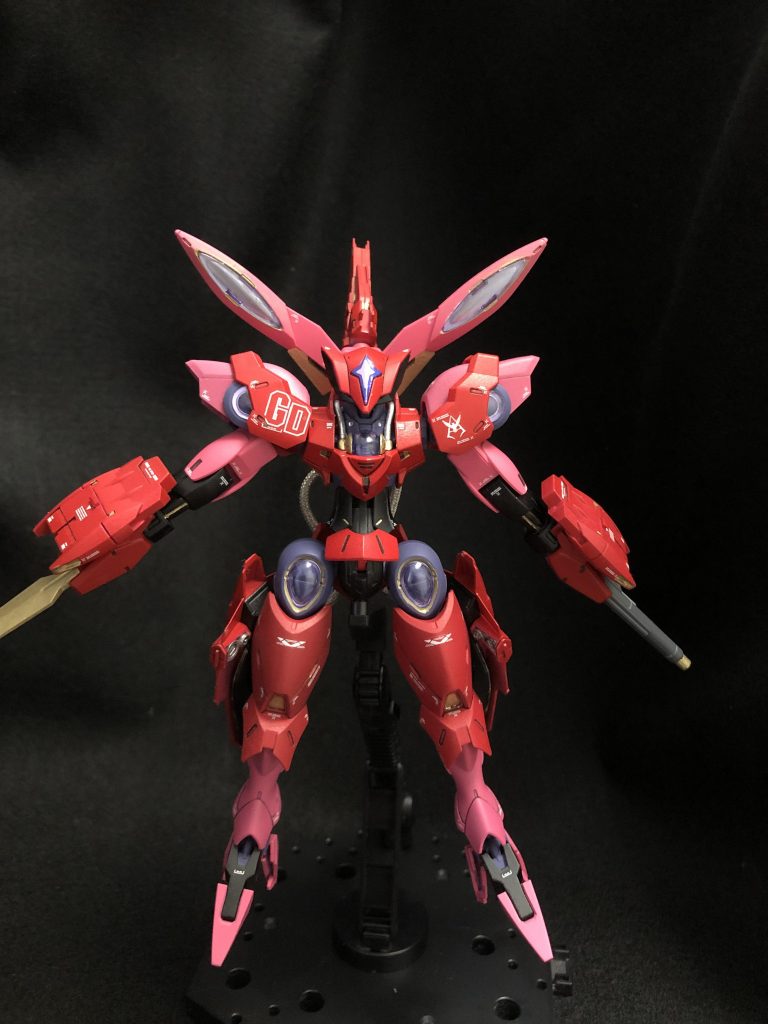 真正面から。週末で作るガンプラ凄腕テクニックミキシング編でその機体を象徴するパーツを別パーツにしてみると良いと書いてあったので参考にしてみました(ノンキネティックポッドをファンネルに差し替え)。シルエットが大きく変わり、色も相待ってイメージが全然違いますね。今考えるとヘッドパーツも差し替えてモノアイにしてみても良かったかなと思います。  外装部分を赤、内装(?)部分をピンクに塗り分けています。嘘です。全部水性ホビーカラーの赤で塗ったら下地の違いで色味の違うピンクになってしまったので外装部分のみ後で水性サーフェイサー白+ホビーカラー赤で塗り直しました。結果的には綺麗に塗り分けているように見えるので良かったと思います。次からはちゃんとサフ吹きます。