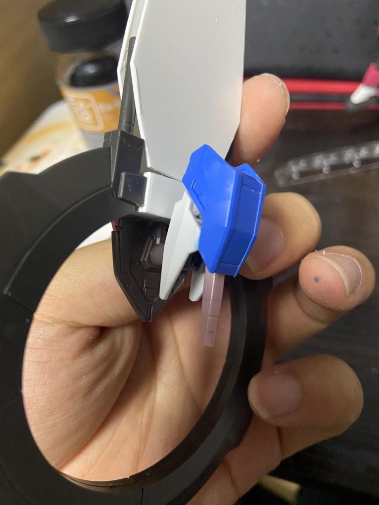 必殺技のウェディングブレイカー用のエフェクトをプラ板で磁石を内蔵して作って肩アーマーにも磁石を埋め込みました。肩アーマーにグリップを付けて関節で曲がって持ち手になるようにしました。初めてのミキシングでしたが試行錯誤しながら楽しく出来ました！塗装とか改造とかもっと練習して上手くなりたいです。見て頂きありがとうございました(*´꒳`*)