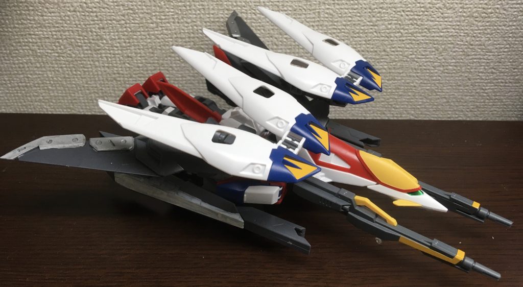 高速飛行形態主翼の幅が狭まることで後退翼戦闘機のような形状に変化し、さらにウイングブースターを展開することで内部の大型バーニアを露出させているため、非常に高い機動力があります