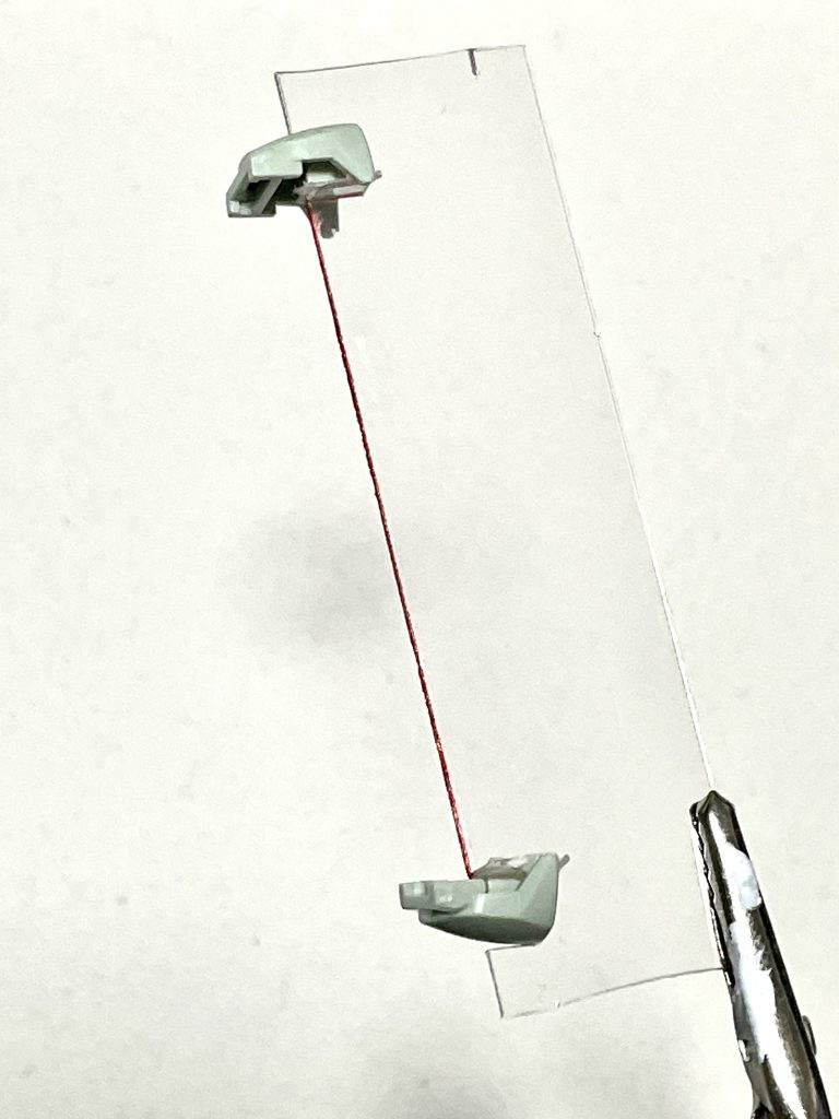 透明プラ板の断面に赤を塗れば、細くてそれっぽくなりそうな。上下ビットの固定方法は……頑張ってなんとかして！