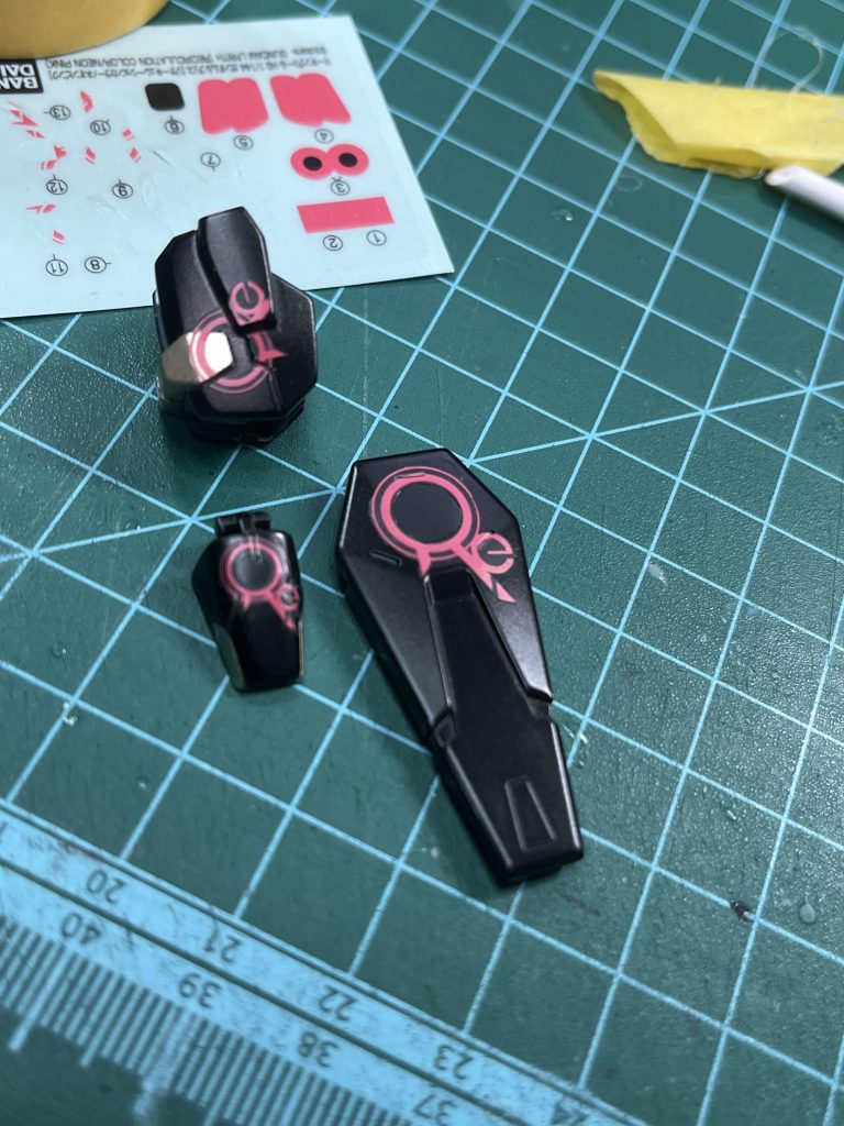 マークシールはギリギリでカットしましたが右側を切り過ぎて失敗しました😅そこで外周の円のみ塗装で補修と青く光る表現に変更してます。