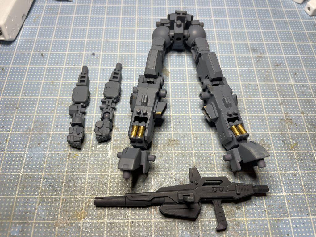 フレームとビームライフルにドライブラシをしました。あまり効果が出てない気が💦