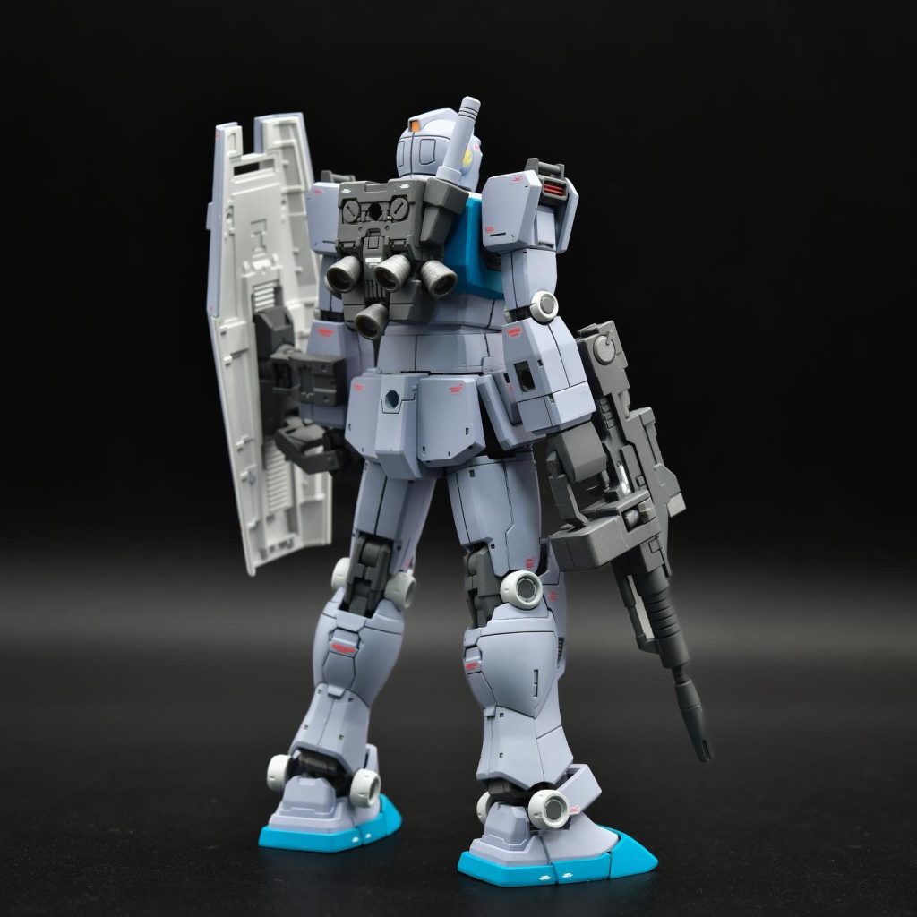 本体はガイヤノーツのジョイントグレーを使用。胸とスリッパは調色したのですが、少しビビットな色合いになりました。