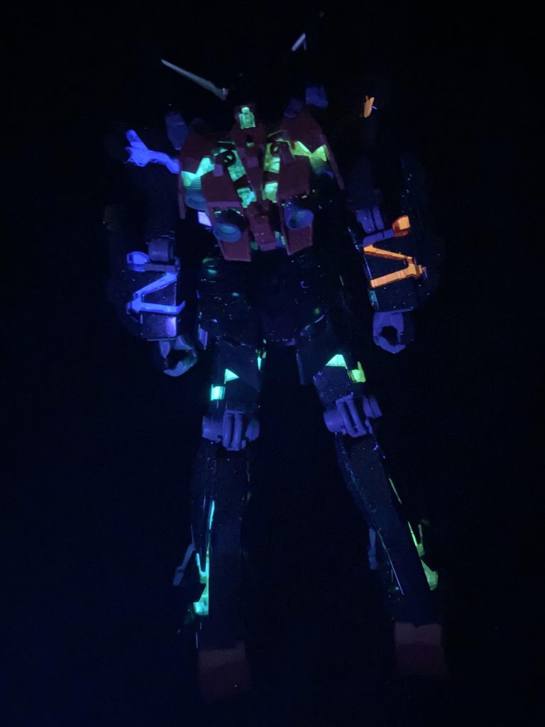 ブラックライト後ろ姿