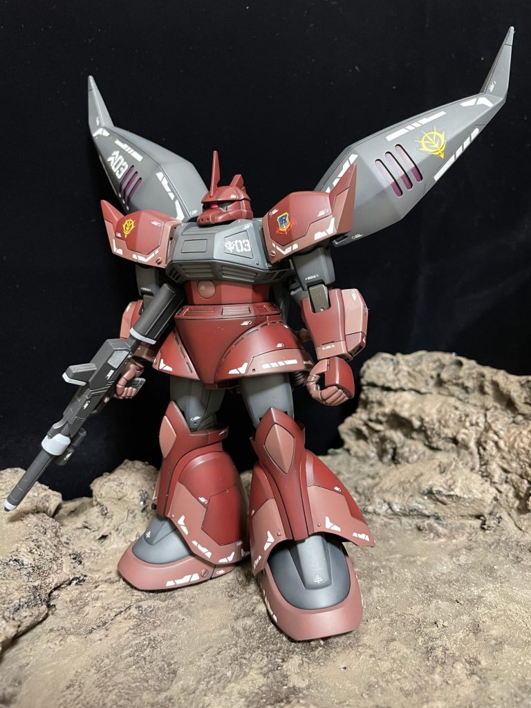 デカールはhobby Japanのデカールをメインに使用。バンダイの公式デカールでジオンマーク&キマイラ隊エンブレムと03ナンバーを使っています。