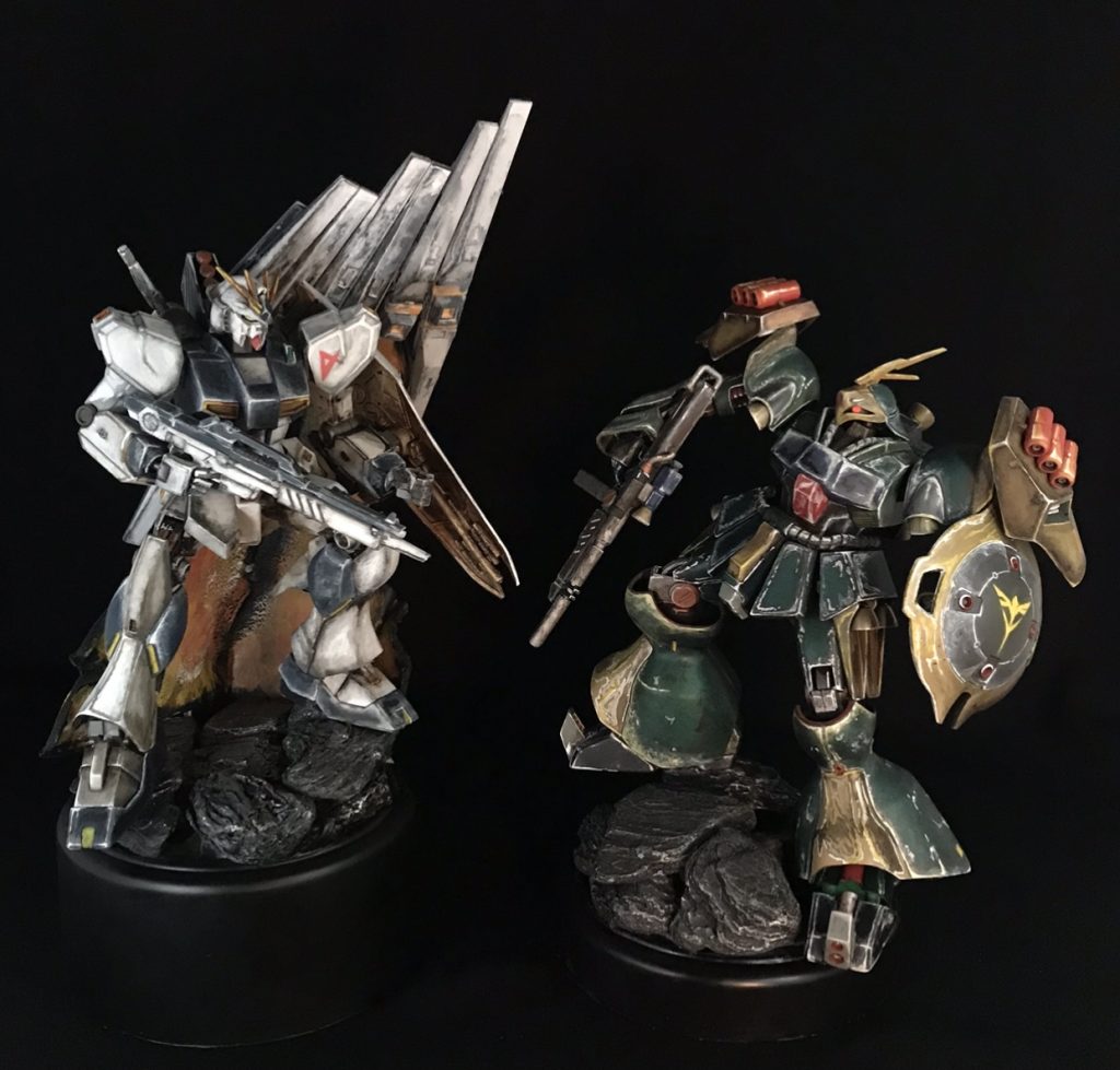 ツーショットνと目線が合う様に台座を低めにライフルを向けようとする瞬間のイメージのポージングです。