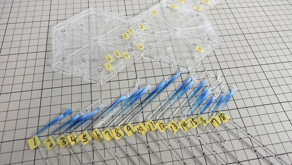 作成時の写真 その7ビットの浮遊表現にホワイト、クリアブルー、蛍光ブルーで塗装初めて使用した蛍光塗料はカップに残り悪さしまくりでした