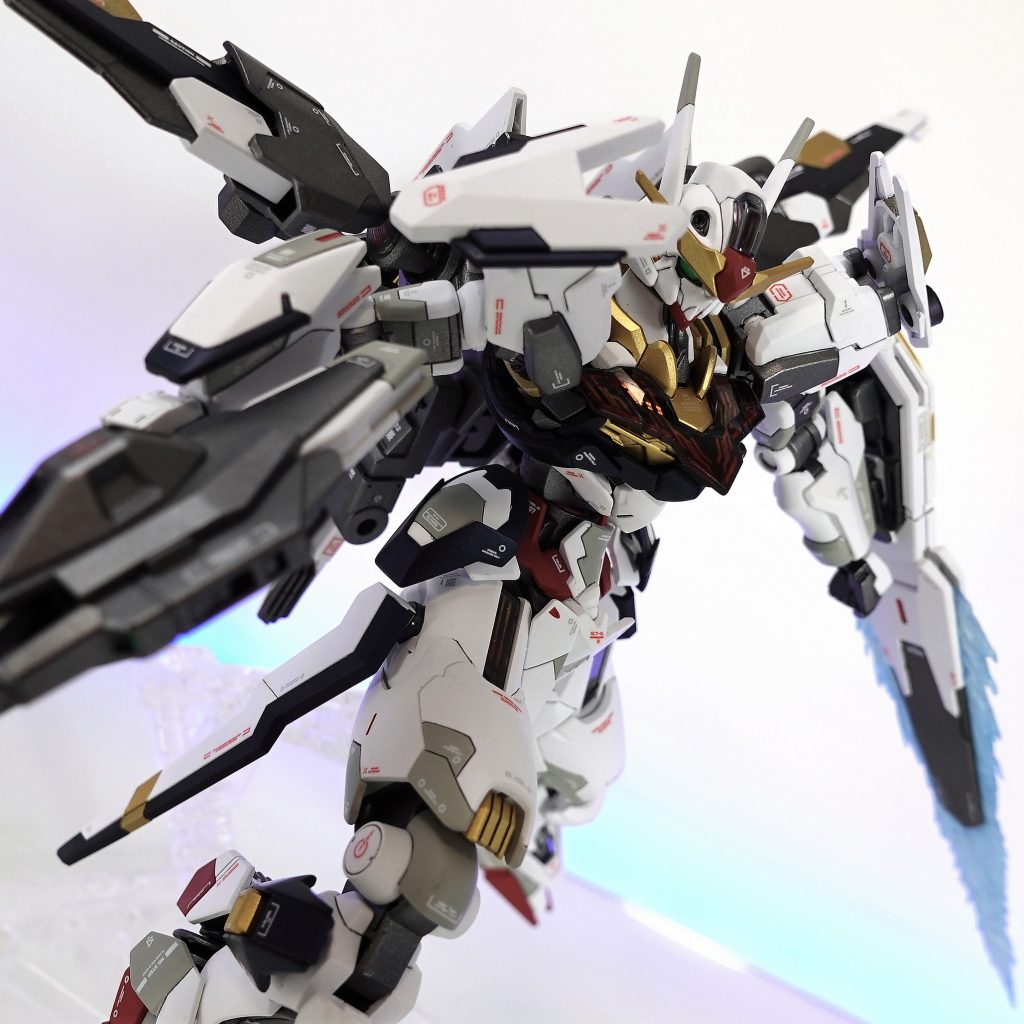 完成時の写真 その8もの凄く判り難いですが瞳と胸部の緑の部分や銃のカメラなどレジン液でレンズ化しています。全然分からないけど