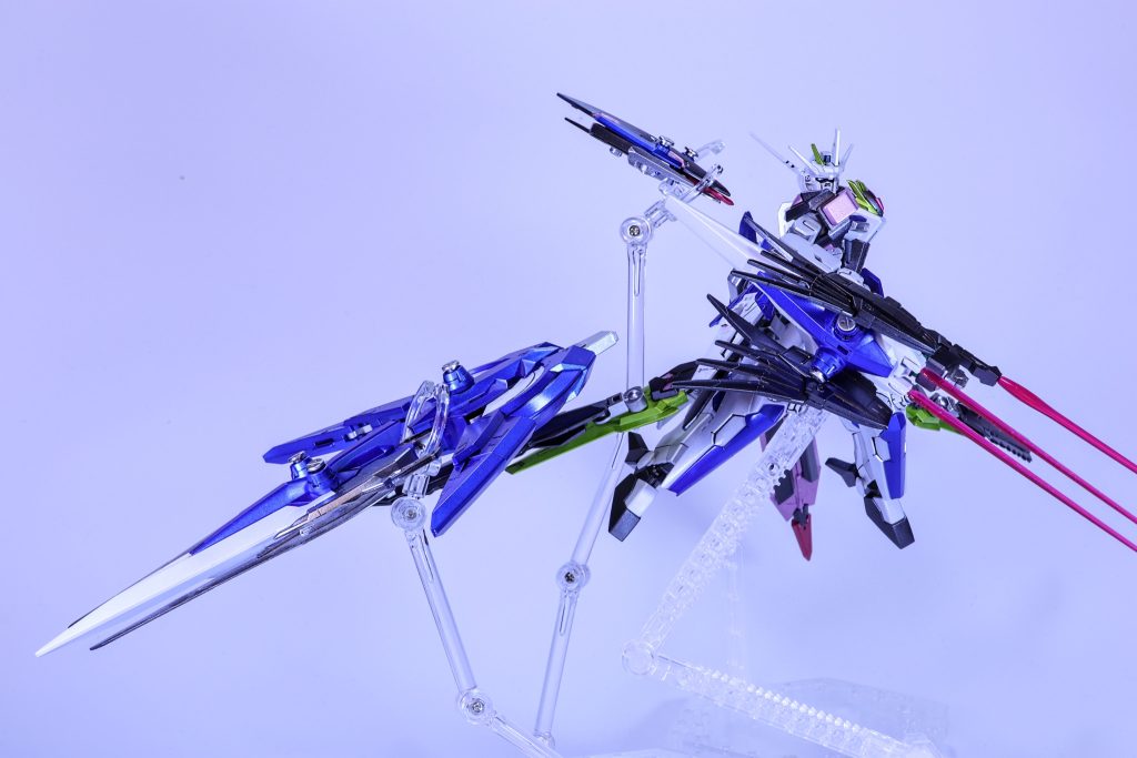 　動力にはバッテリーが用いられているが、単独での飛行時間には限界があるため、本体であるストライクFⅡからの給電が必須である。給電方法にはパッケージ・システムⅡを介した直接給電方式と、ミラージュ・コロイドを媒介にした遠隔給電方式がある。前者の場合、給電時間が短く装着状態のまま戦闘を継続できるが単体にしか給電出来ない、後者は一度に複数枚へ給電することができるが給電時間が長いという長所と短所がある。