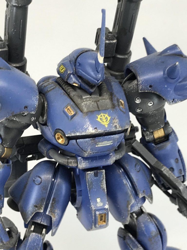 成形色が青の機体にはシルバーのスポンジチッピングが映えますなー(私の場合、感性に任せて適当にポンポンしてるだけですが…)重力とか機体の擦れ具合とかを考えて、丁重に汚せるモデラーさんは本当に凄いと思う