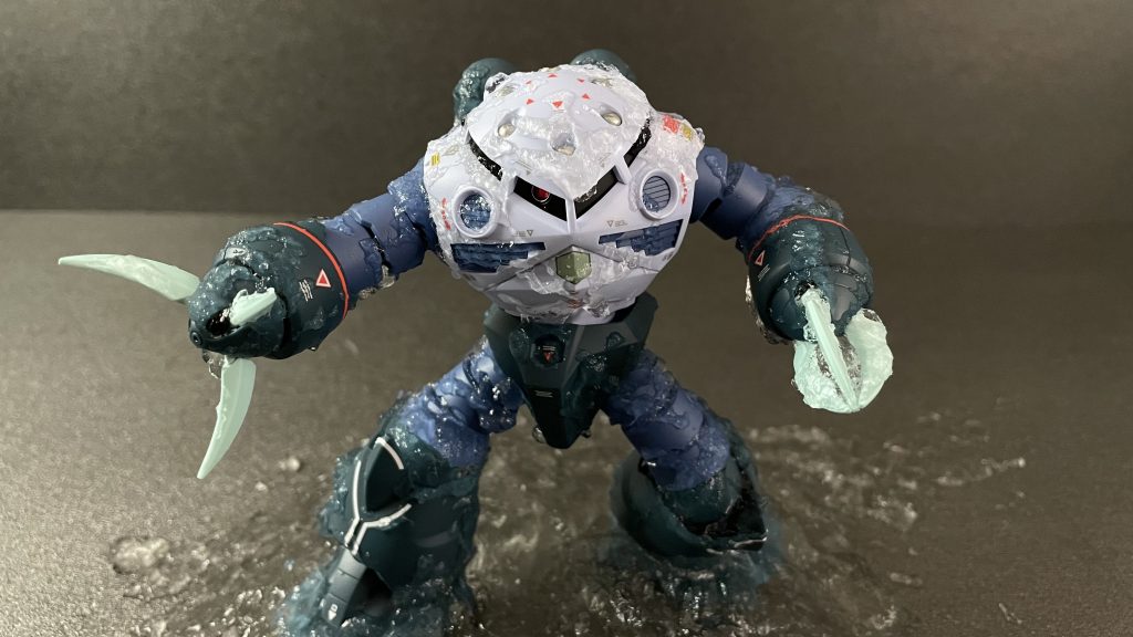 保冷剤をズゴックにぶっ掛ければ、水中から飛び出すズゴックの出来上がり。