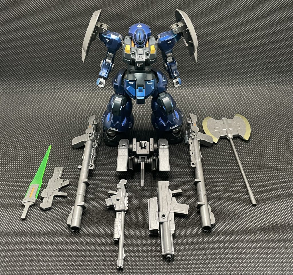 重装甲モビルスーツといった感じがたまりませんね。足が短いとよく言われますが短い方が重心が下がっていてドッシリとした印象が感じるので私は好きです(^^)