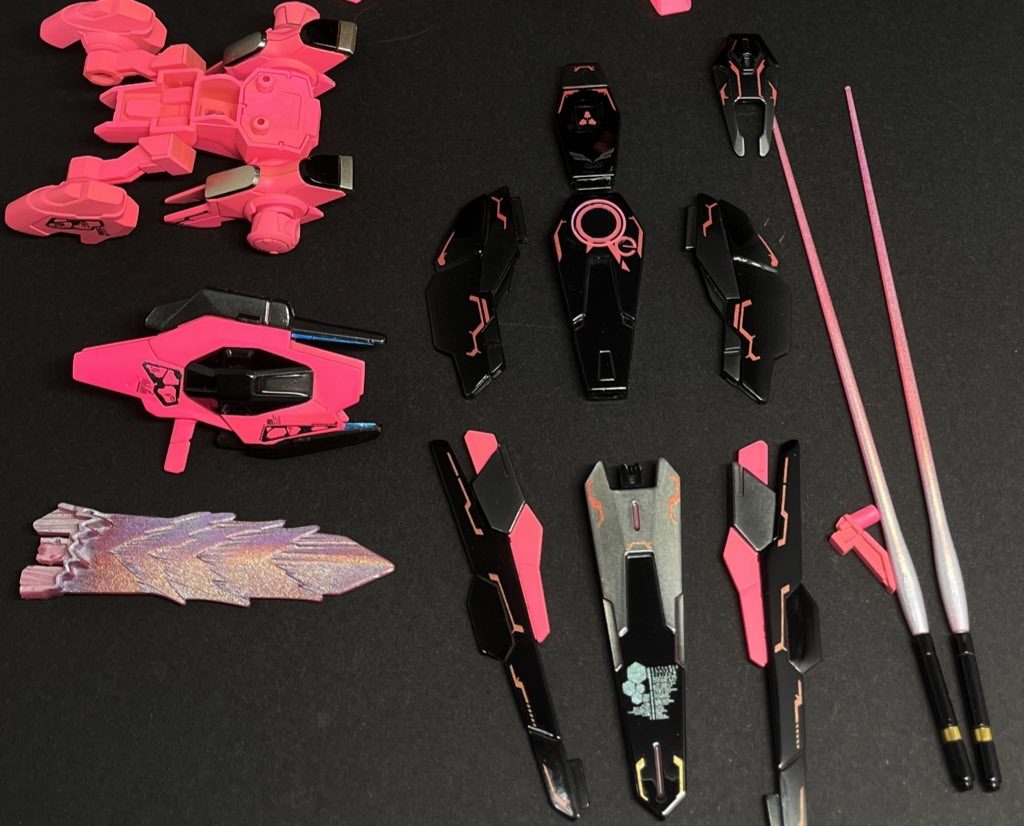 エフェクトは実験的にガンマカのレインボーをエアブラシで塗装しましたが、レインボー感出すには下地が光沢になってる事だと気がつき、クリア塗装後にギリギリ元の色が残るところまで吹きつけました。最後までご覧頂きありがとうございました🙏