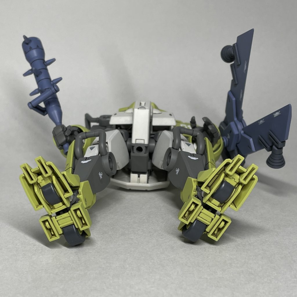 下から 肉抜き穴はそのままですが、ローラーは塗り分けました。通常のデミトレーナーにある足裏の噴射口がなく、ローラーが増設されています。