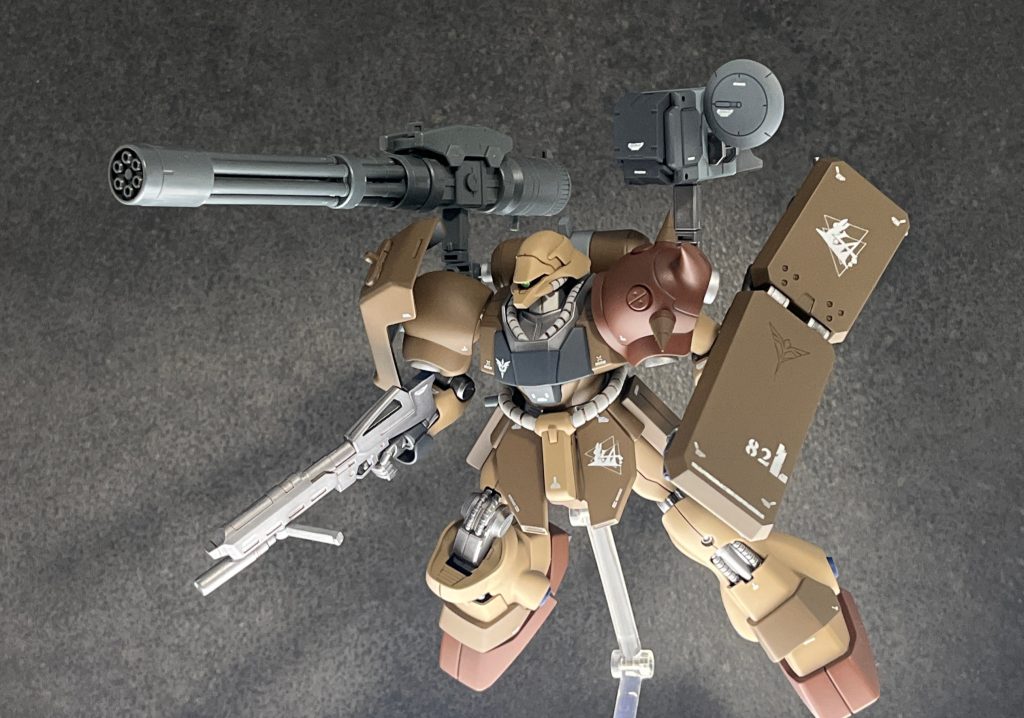 バックパックのハードポイントを使用したイメージでビームガトリングを装備させました。この辺は友人に好きな武器載せて欲しいですね〜