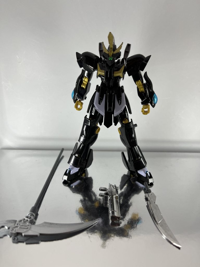 積みプラ消化&年内に目指せ30作品という意気込みで今回は羽根やら武器をパーツ取りされて可哀想になっていたリヴランスヘヴンを作りました。ペルソナ5の主人公ジョーカー用の機体という想定です。武器は熱反応を探知されないよう基本的にナイフと脚付属のハンドガンのみ、ガンダムフェイスの隠匿&索敵力向上のバイザー、姿を隠すハイパージャマーの怪盗仕様。バイザー付けたらなんかバウみたいになってしまったけど構わず突き進む!作ったはいいけど怪盗だし鎌は派手だからあまり持ち歩かないだろうなぁ💦い、一応デスサイズだから…ね_(:3」z)_