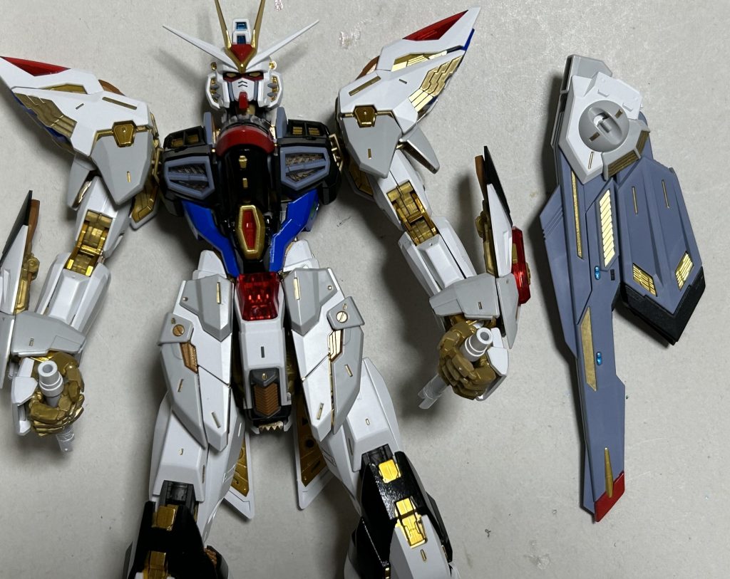 ガンダムマーカーの金色で所々追加で塗装