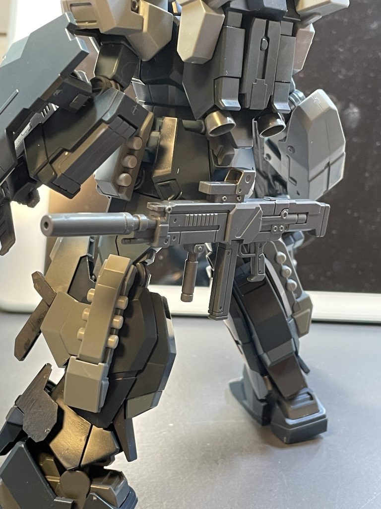 本当は腰部(臀部といっても過言ではない)に、ライフルを懸架予定でしたが…忘れてしまいました笑この手法は、僕のアイデンティティに近いので、今後の作品には、頻繁に採用していこうかと考えております。最後までご覧いただきありがとうございました♪Twitterでのイベントがあり、そのために作成しましたがとても楽しかったです。ユニコーンガンダムシリーズのHGは、どれも魅力的なものばかりですね。今後は可変機をオリジナル設定で作成してみたいと思っておりますので(予定は未定)、これからもよろしくお願いします!