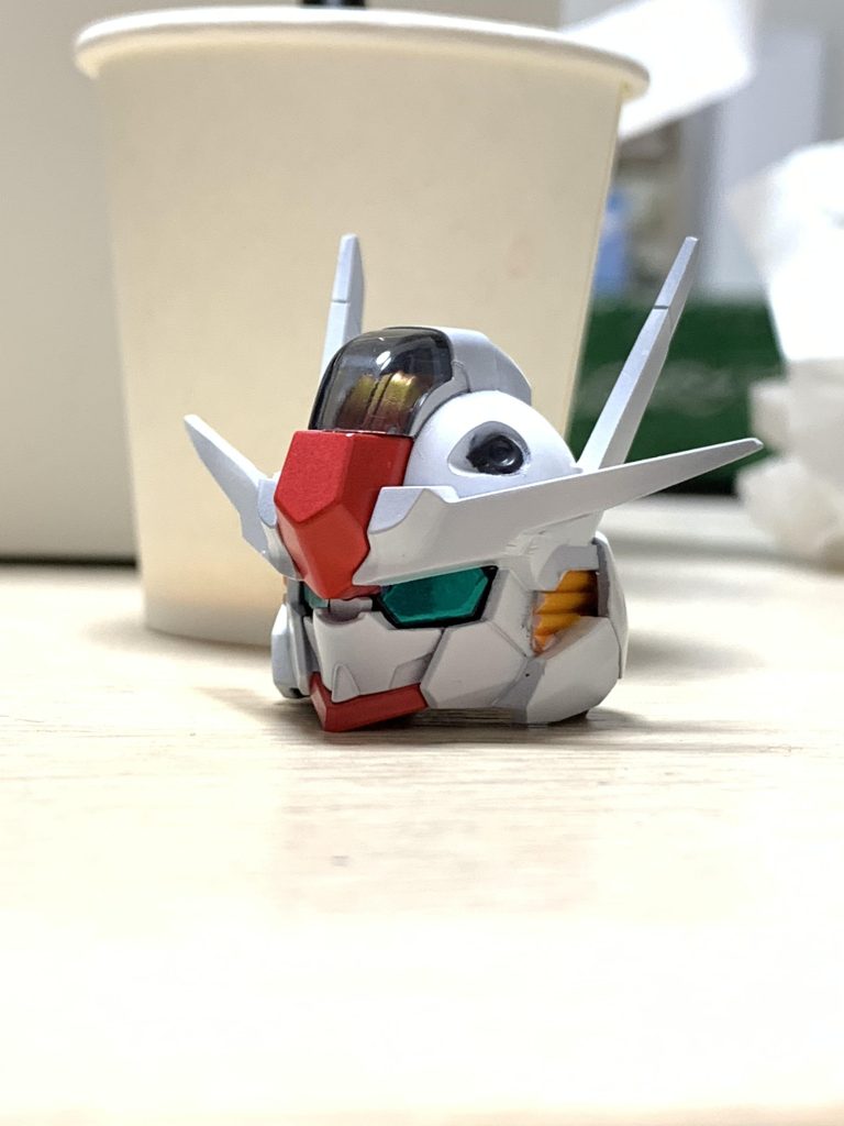 モノアイや肩は付属シールが綺麗なのでそちらを使用。そのまま貼るとシール感が出てしまうのでさらに上からクリアーフィニッシュシートを貼ってそれっぽくみせます。