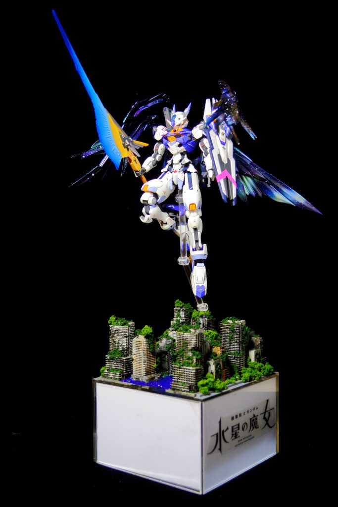 縦長になるのでメイン写真には不採用の台座。オープニング曲であるYOASOBIの祝福のジャケットやMVに出てくる緑に覆われた廃墟をイメージしています。