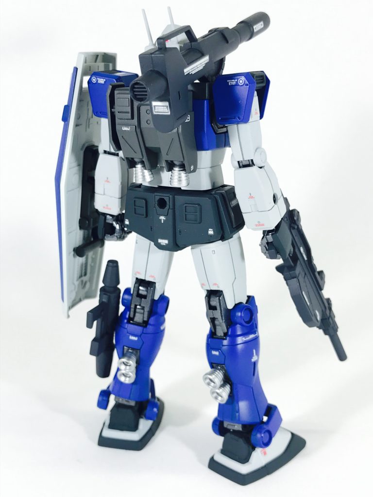 付属のスプレーガンだと貧弱に見えるので、ガンダム局地型マシンガンを装備させ、スプレーガンはジムスナイパーと同様にサブアームとして左脚に装備してみました。