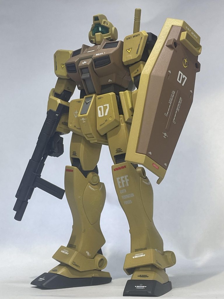 ジム後期生産型。いわゆるジム寒冷地仕様です。白とグレーのイメージが強い寒ジムをジャブロー基地配備をイメージして全塗装しました。