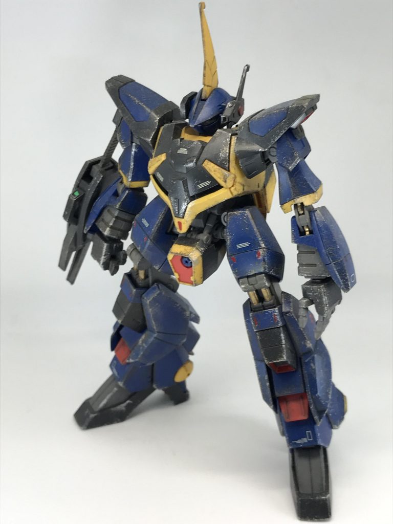 腕の関節とシリンダーは金色マーカーでサクッと塗装私の中でウェザリングとマーカーなどでのバーニア等のワンポイント塗装は無塗装というとらえ方をさせてもらっています塗装環境がなくても誰にでも簡単にできるので凄くオススメ😊