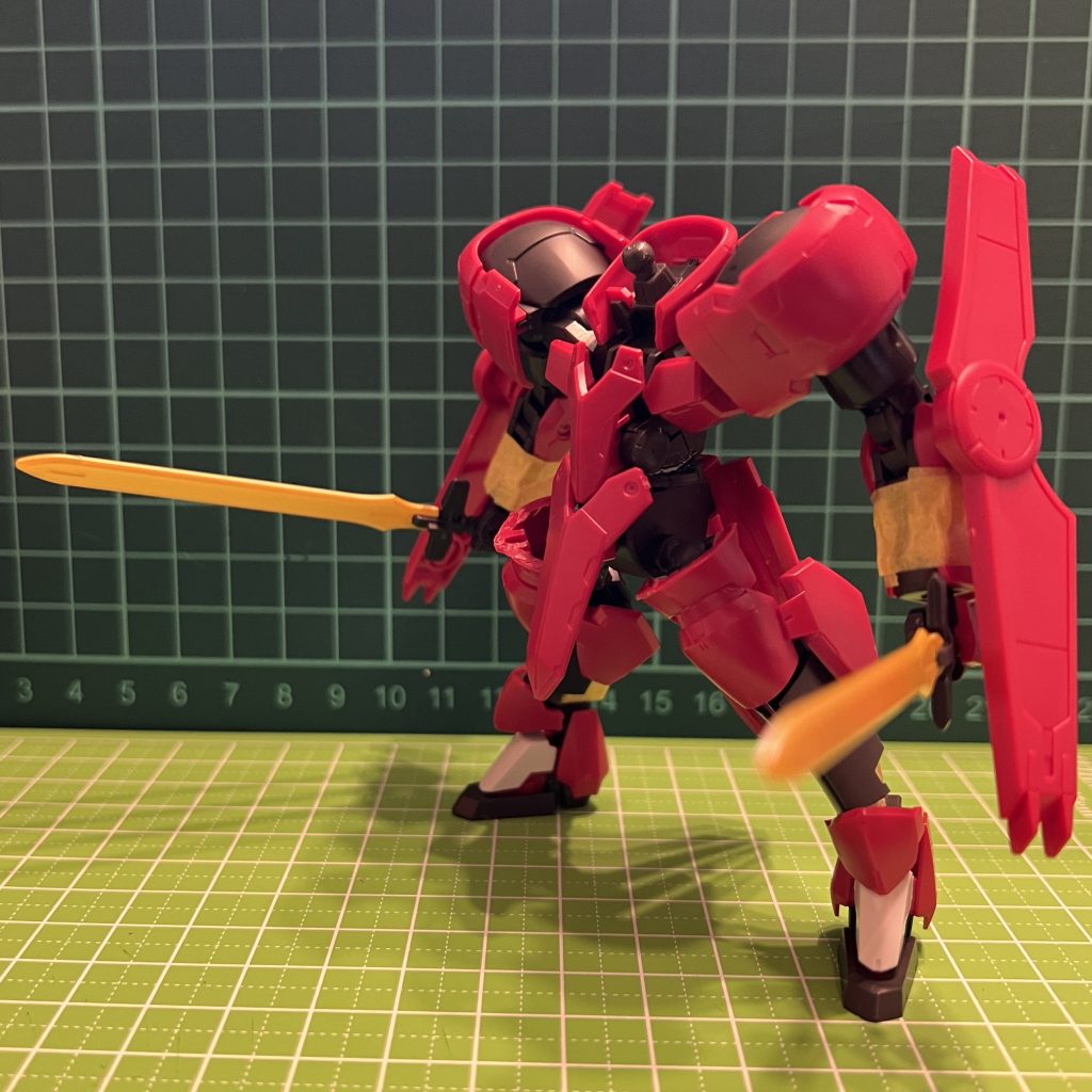 HGの短縮化です。グレイズフレームより複雑でガンダムフレームより少しシンプルな感じです、前腕・スネを短縮して太腿取っ払いです。画像では腹も短縮しましたが、後に元に戻しています。
