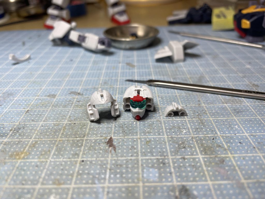 クリアーパーツを塗装した後も簡単に外せるように頭部をこのように改造。