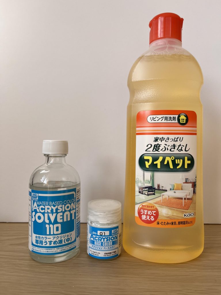 スミ入れにはアクリジョンを使いました。薄め液とマイペット（界面活性剤）を混ぜることでエナメル塗料のような流動性が出るので、これでスミ入れしました。エナメルのようにプラ割れする心配がないのでオススメです。