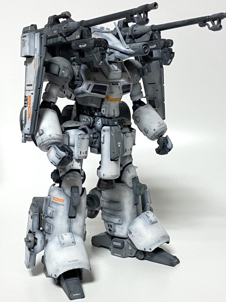 武装は両肩にビームキャノンx2 実弾体レールガンx2の構成 ビームキャノンは収束率可変型で母艦防衛時は拡散ビームを敵ミサイル防御に使用する。