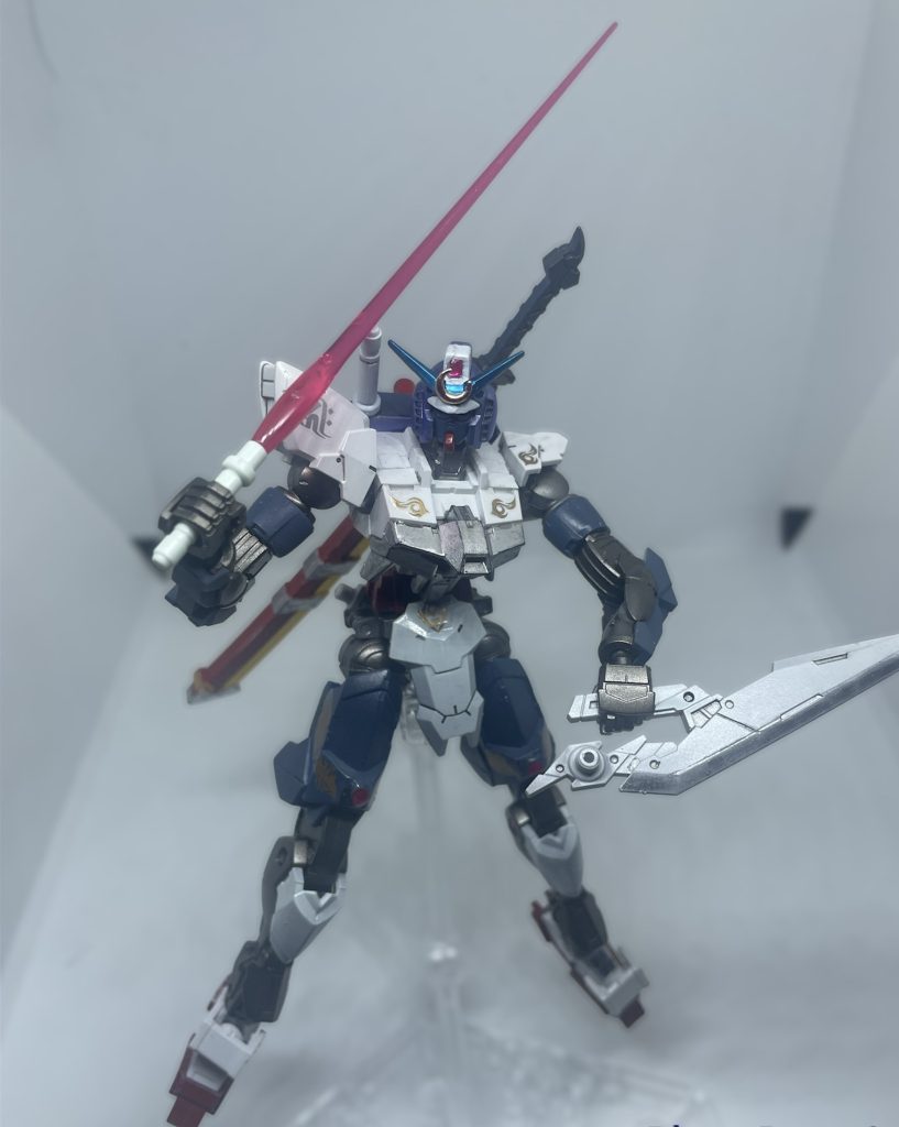 装甲は最小限に留め、妖刀ムラサメ二型、ビームサーベル2本、実剣高周波ソードを武器に接近戦に特化した戦法を得意とする。