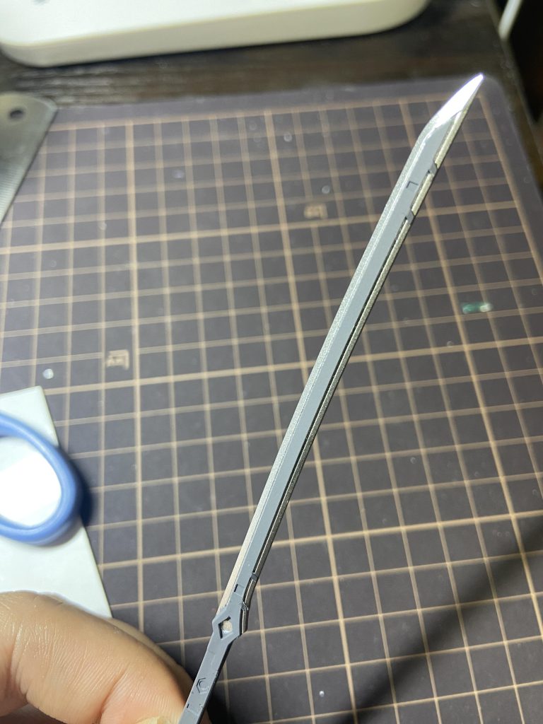 初めてマスキングゾルを使ってみました。刀を塗り分けしたけどなかなかいいかも！マスキングゾル便利だなぁグレーを黒鉄色にしてもよかったかも