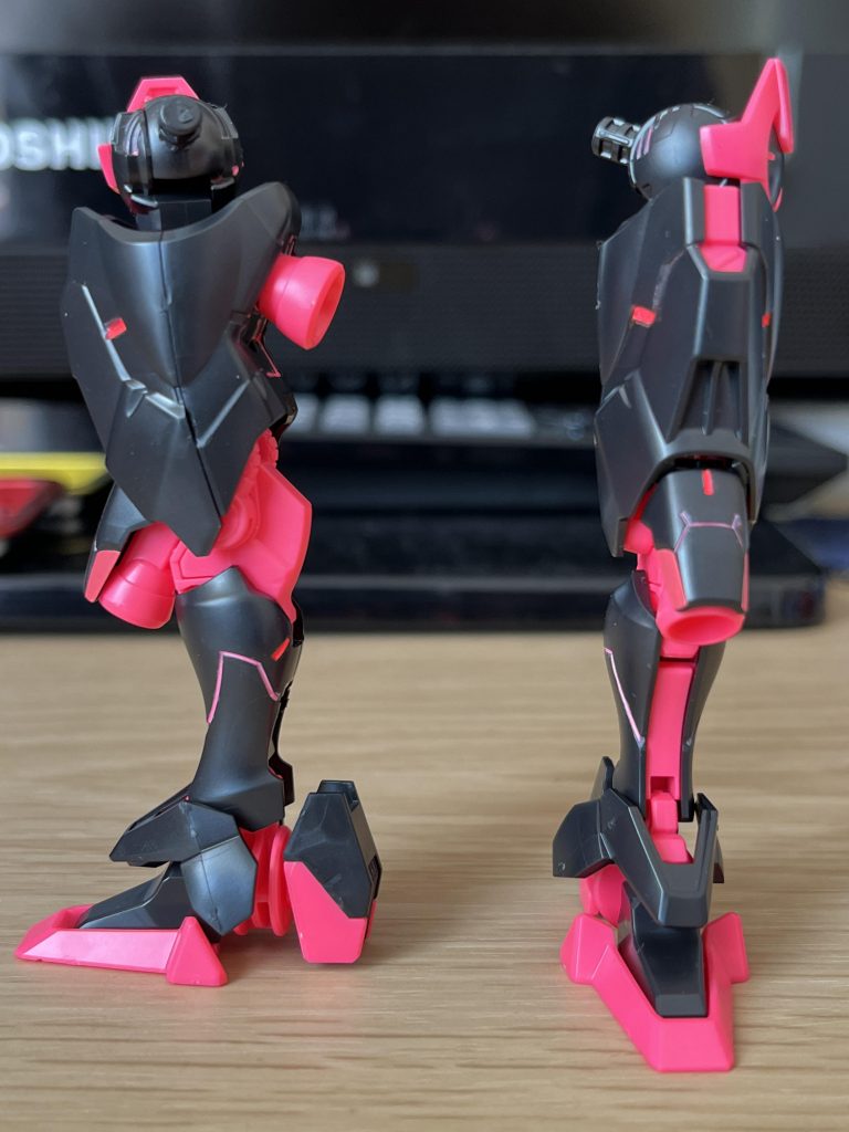 ベースホワイトの上に蛍光ピンク（これもアクリジョン）を塗装したので、発色してくれました。