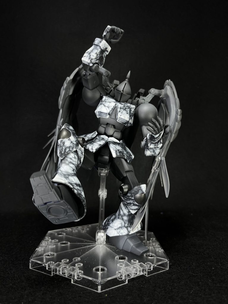 モチーフがうごくせきぞうなんで、一応やっときますね、このポーズ。今までのところ読んでくれた方はお気づきかと思いますが、機体ほとんどサフのみで塗装しています。顔の内側と膝だけ黒鉄色を使いましたが、石の無機質でマットな感じを出したかったので狙い通りいったかなぁと思ってます。