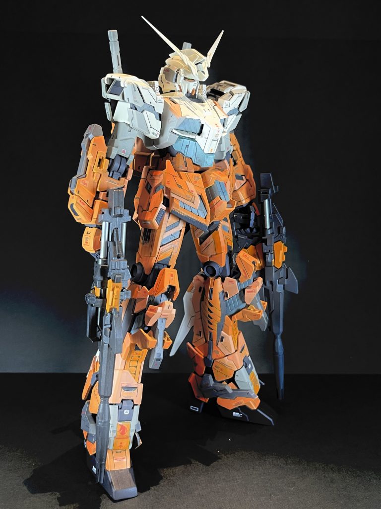 MGユニコーンガンダムにも武装はついていたのですが去年のフルアーマーユニコーンで作ったときのトラウマで今回は付属の武装は作りませんでした代わりに去年つくったフルアーマーユニコーンのライフル2丁をもたせてみた