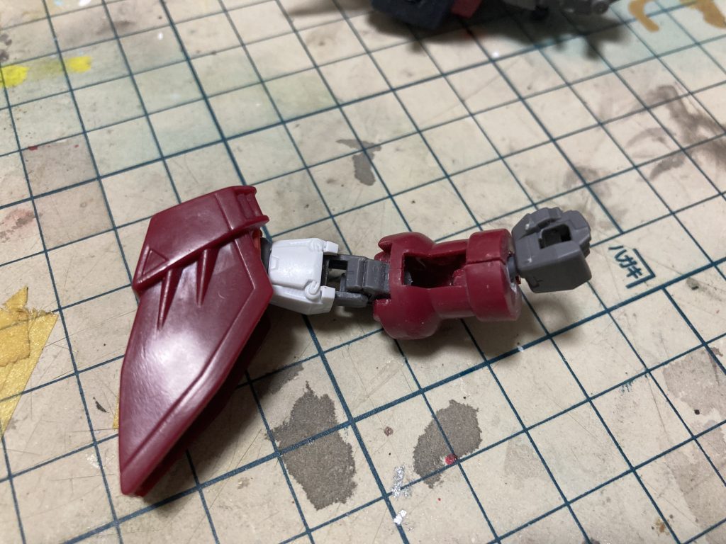 腕部はエピオンの上腕を改造して現行のハンドパーツとジェミナスの肘、二の腕を接続出来るようにしてます。肩はジェミナスの基部にエピオンのものを被せ、画像では未接続ですがイエサブのボールジョイントで胴体部と接続する構成にしてます。