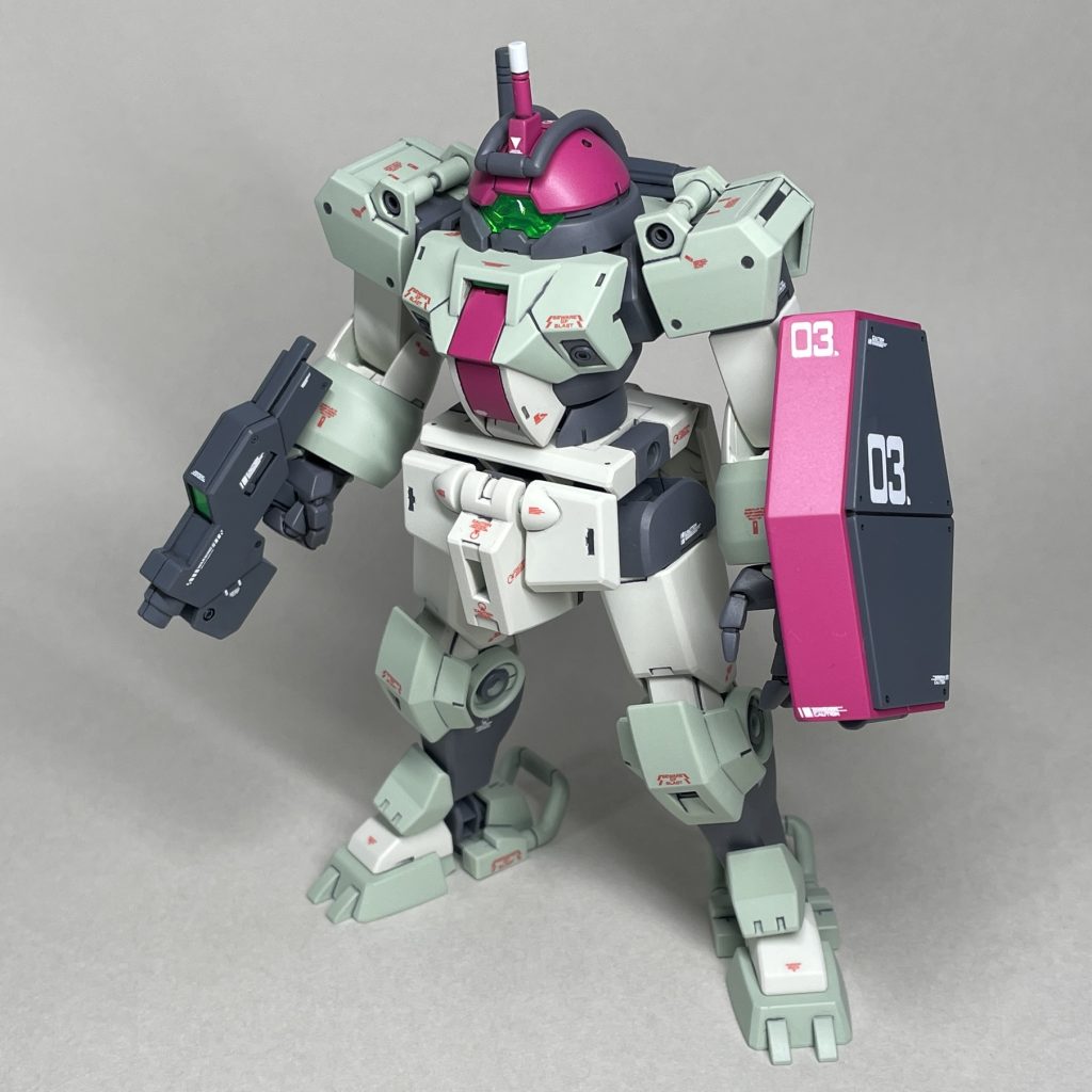 模擬戦標準装備 まえ 決闘の勝敗条件にかかわる場合のある頭部アンテナも装着。