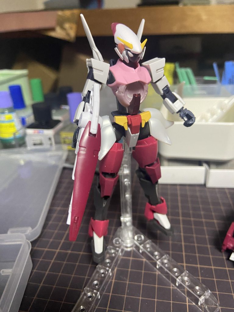 エクシアのGNコンデンサーを切り取ってファルシアの胸部をくりぬいた場所に接着グリムゲルデやコアガンダムとミキシングして女性的な体型を目指しました。 